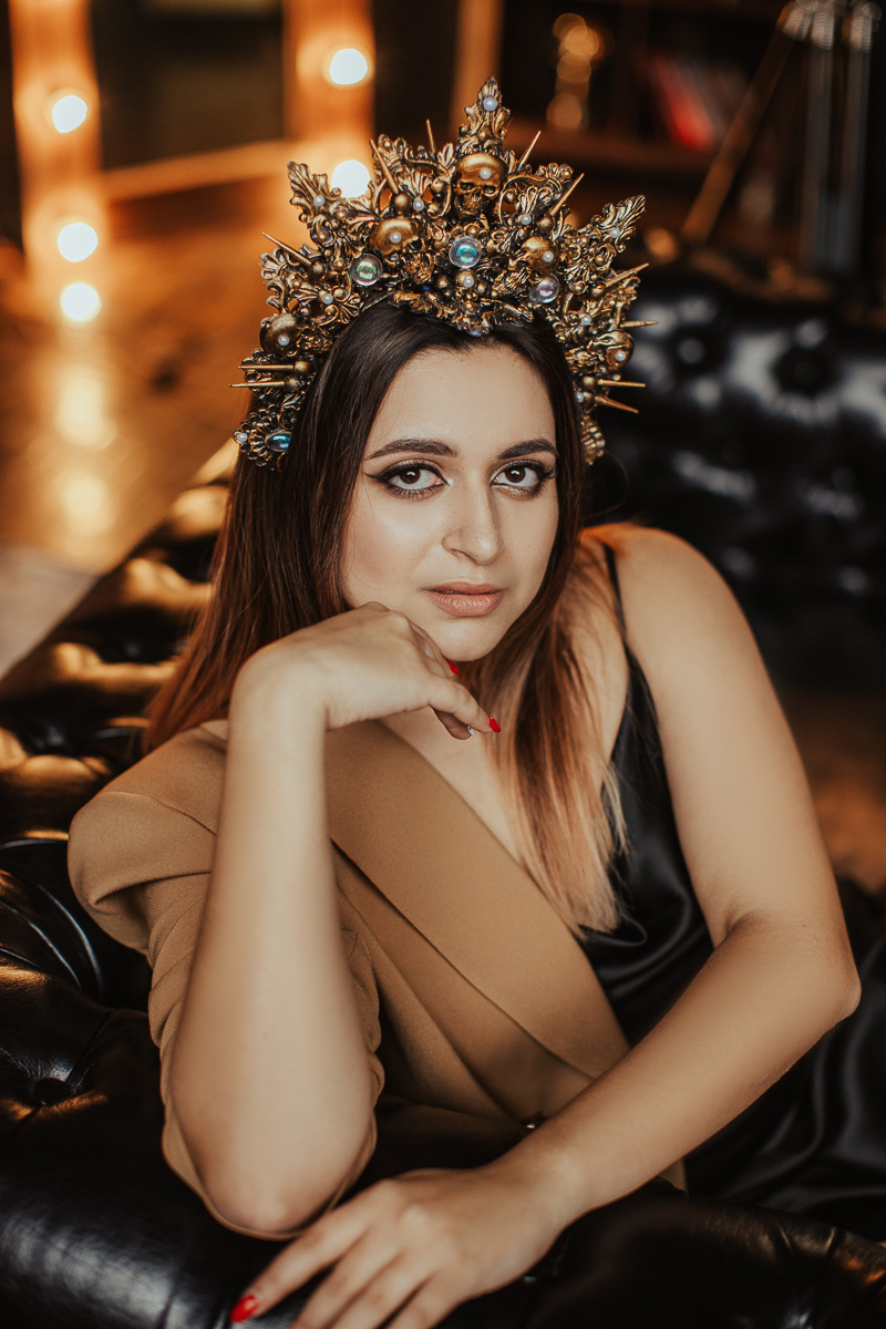 Владимирский фотограф Ольга Сморжанюк и московская мастерица Дарья Безгачева совместным творческим проектом напомнили всем нам, что у короны есть другое (и при этом очень красивое) значение