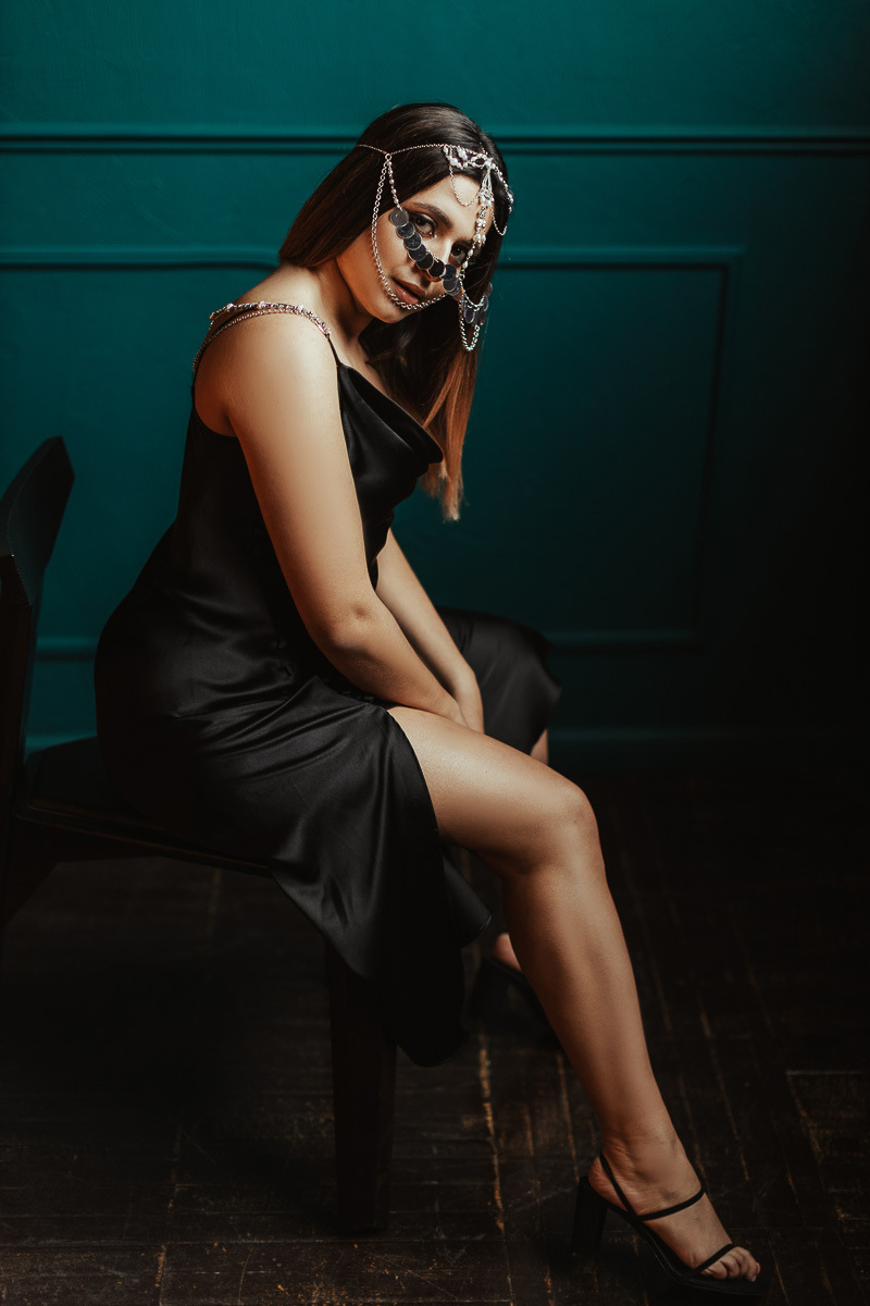 Владимирский фотограф Ольга Сморжанюк и московская мастерица Дарья Безгачева совместным творческим проектом напомнили всем нам, что у короны есть другое (и при этом очень красивое) значение