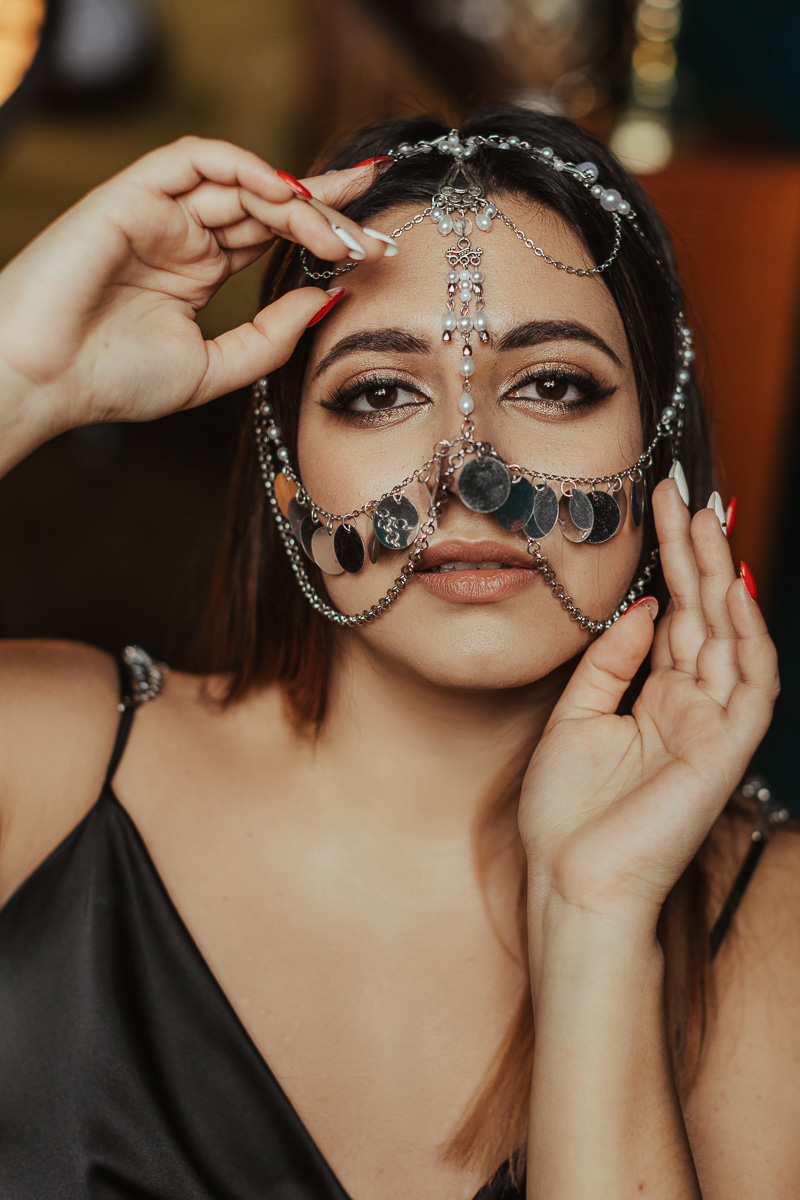 Владимирский фотограф Ольга Сморжанюк и московская мастерица Дарья Безгачева совместным творческим проектом напомнили всем нам, что у короны есть другое (и при этом очень красивое) значение