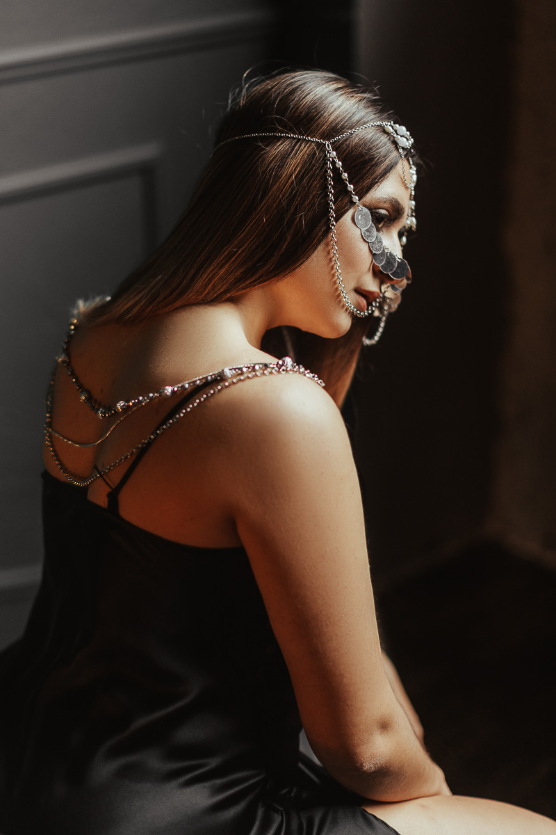 Владимирский фотограф Ольга Сморжанюк и московская мастерица Дарья Безгачева совместным творческим проектом напомнили всем нам, что у короны есть другое (и при этом очень красивое) значение