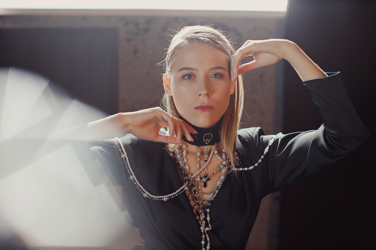 Владимирский фотограф Ольга Сморжанюк и московская мастерица Дарья Безгачева совместным творческим проектом напомнили всем нам, что у короны есть другое (и при этом очень красивое) значение