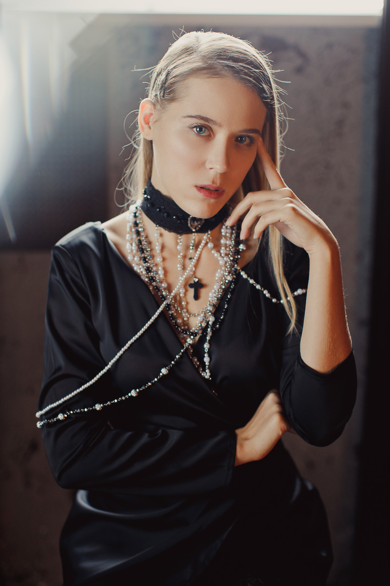 Владимирский фотограф Ольга Сморжанюк и московская мастерица Дарья Безгачева совместным творческим проектом напомнили всем нам, что у короны есть другое (и при этом очень красивое) значение