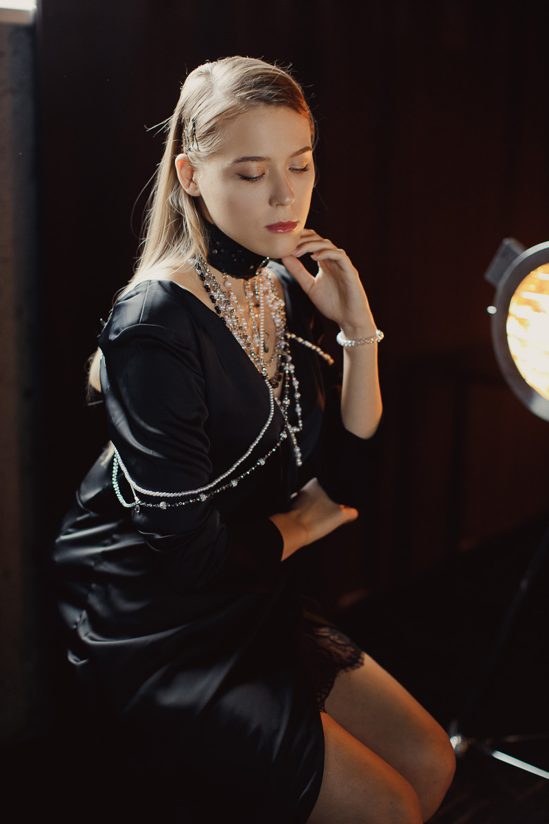 Владимирский фотограф Ольга Сморжанюк и московская мастерица Дарья Безгачева совместным творческим проектом напомнили всем нам, что у короны есть другое (и при этом очень красивое) значение