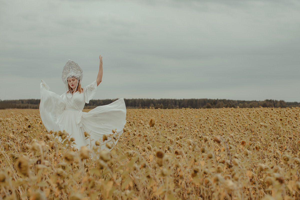 Владимирский фотограф Ольга Сморжанюк и московская мастерица Дарья Безгачева совместным творческим проектом напомнили всем нам, что у короны есть другое (и при этом очень красивое) значение