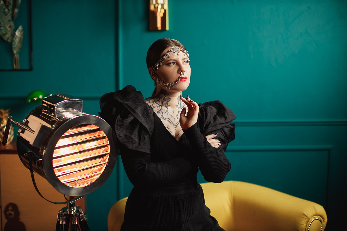 Владимирский фотограф Ольга Сморжанюк и московская мастерица Дарья Безгачева совместным творческим проектом напомнили всем нам, что у короны есть другое (и при этом очень красивое) значение