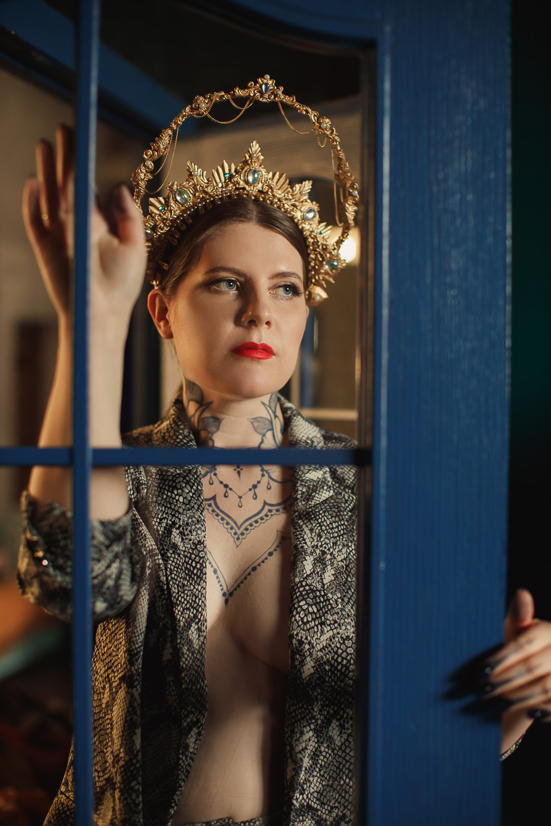 Владимирский фотограф Ольга Сморжанюк и московская мастерица Дарья Безгачева совместным творческим проектом напомнили всем нам, что у короны есть другое (и при этом очень красивое) значение