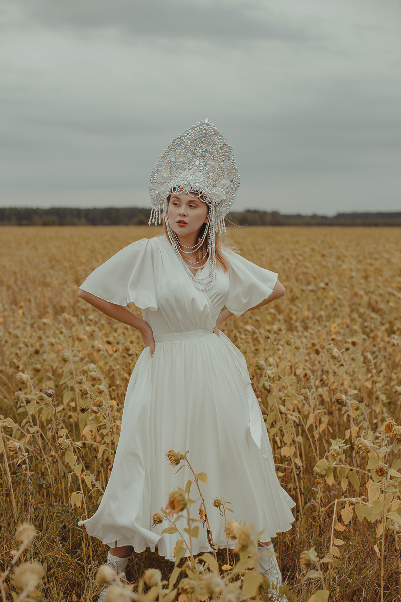 Владимирский фотограф Ольга Сморжанюк и московская мастерица Дарья Безгачева совместным творческим проектом напомнили всем нам, что у короны есть другое (и при этом очень красивое) значение