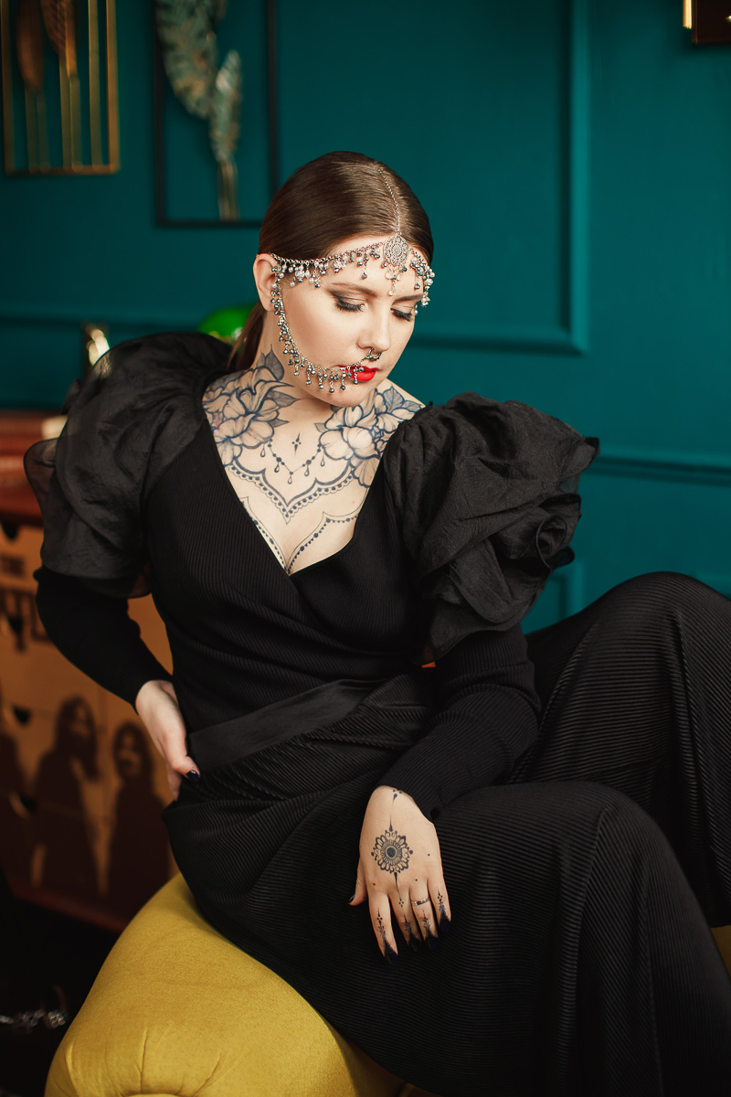 Владимирский фотограф Ольга Сморжанюк и московская мастерица Дарья Безгачева совместным творческим проектом напомнили всем нам, что у короны есть другое (и при этом очень красивое) значение