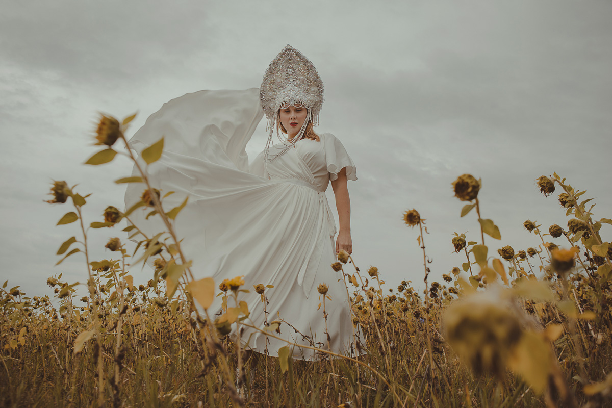 Владимирский фотограф Ольга Сморжанюк и московская мастерица Дарья Безгачева совместным творческим проектом напомнили всем нам, что у короны есть другое (и при этом очень красивое) значение