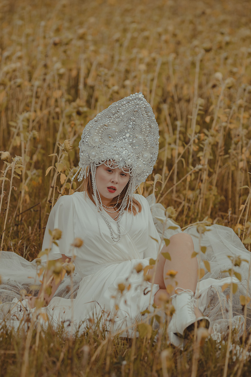 Владимирский фотограф Ольга Сморжанюк и московская мастерица Дарья Безгачева совместным творческим проектом напомнили всем нам, что у короны есть другое (и при этом очень красивое) значение