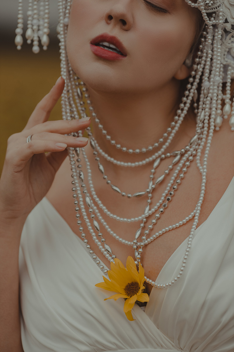 Владимирский фотограф Ольга Сморжанюк и московская мастерица Дарья Безгачева совместным творческим проектом напомнили всем нам, что у короны есть другое (и при этом очень красивое) значение