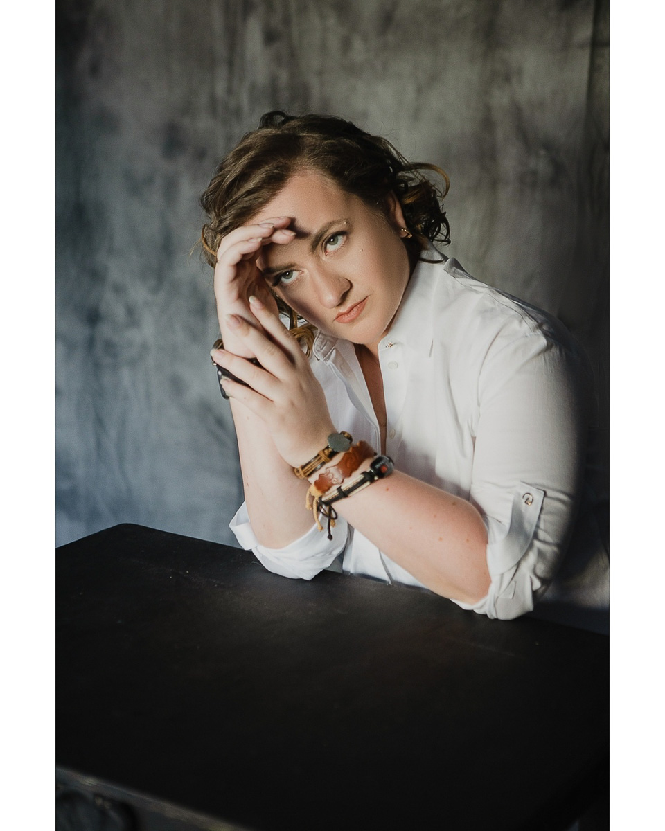 Владимирский фотограф Ольга Сморжанюк и московская мастерица Дарья Безгачева совместным творческим проектом напомнили всем нам, что у короны есть другое (и при этом очень красивое) значение