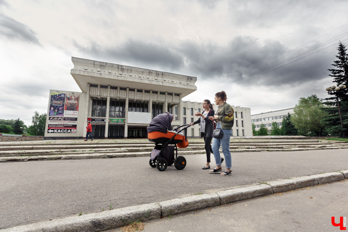Art Hall постепенно превращается в современную мультимедийную площадку. Ремонт там кипит вовсю. И уже есть значительные результаты. Мы первыми взглянули на абсолютно новые зоны концертного зала с приставкой VIP