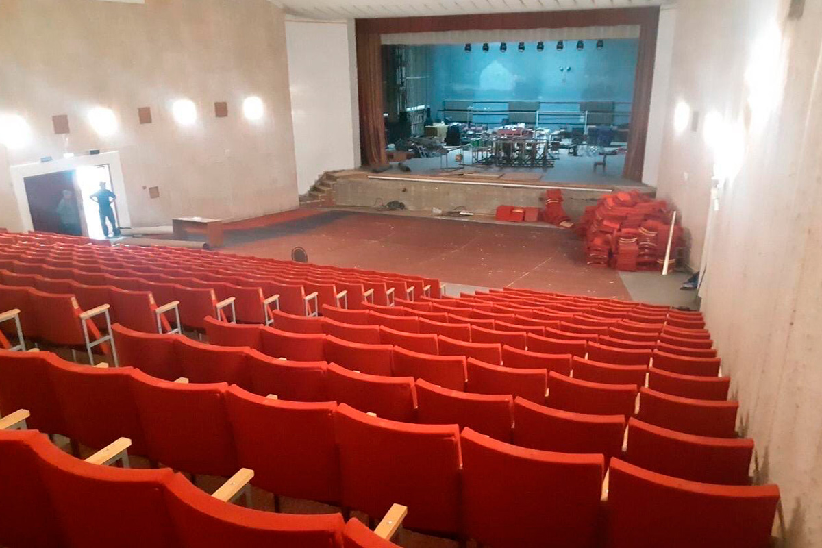 Art Hall постепенно превращается в современную мультимедийную площадку. Ремонт там кипит вовсю. И уже есть значительные результаты. Мы первыми взглянули на абсолютно новые зоны концертного зала с приставкой VIP