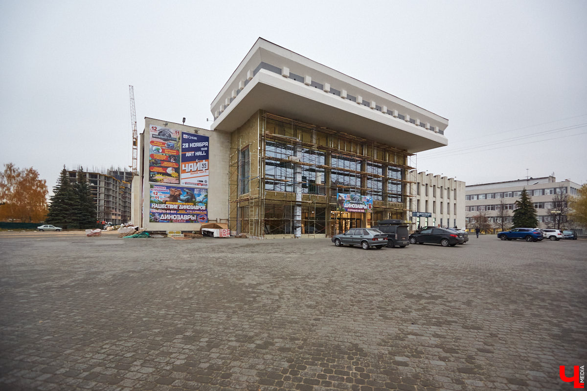 Art Hall постепенно превращается в современную мультимедийную площадку. Ремонт там кипит вовсю. И уже есть значительные результаты. Мы первыми взглянули на абсолютно новые зоны концертного зала с приставкой VIP