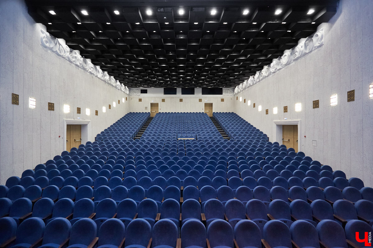 Art Hall постепенно превращается в современную мультимедийную площадку. Ремонт там кипит вовсю. И уже есть значительные результаты. Мы первыми взглянули на абсолютно новые зоны концертного зала с приставкой VIP