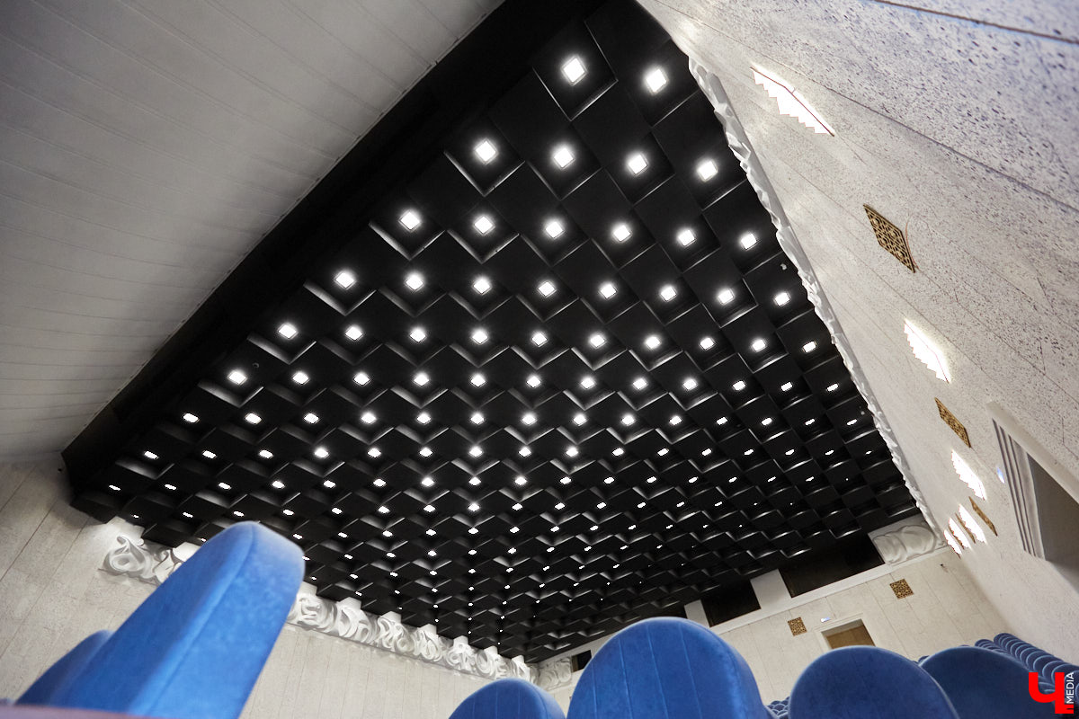 Art Hall постепенно превращается в современную мультимедийную площадку. Ремонт там кипит вовсю. И уже есть значительные результаты. Мы первыми взглянули на абсолютно новые зоны концертного зала с приставкой VIP