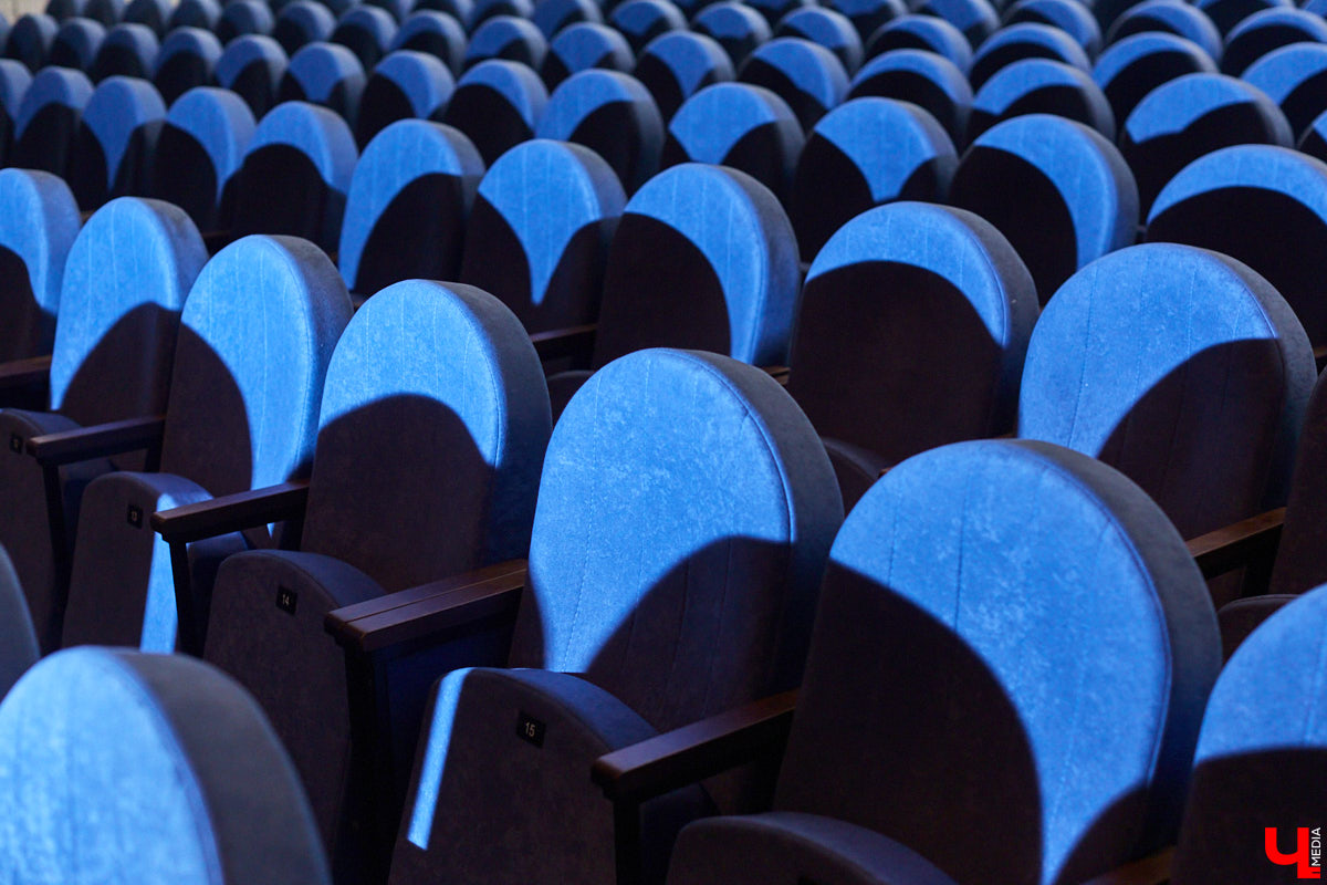 Art Hall постепенно превращается в современную мультимедийную площадку. Ремонт там кипит вовсю. И уже есть значительные результаты. Мы первыми взглянули на абсолютно новые зоны концертного зала с приставкой VIP