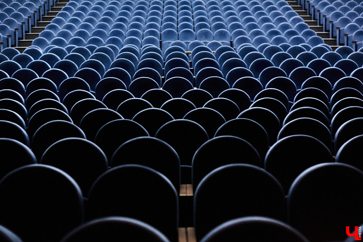 Art Hall постепенно превращается в современную мультимедийную площадку. Ремонт там кипит вовсю. И уже есть значительные результаты. Мы первыми взглянули на абсолютно новые зоны концертного зала с приставкой VIP