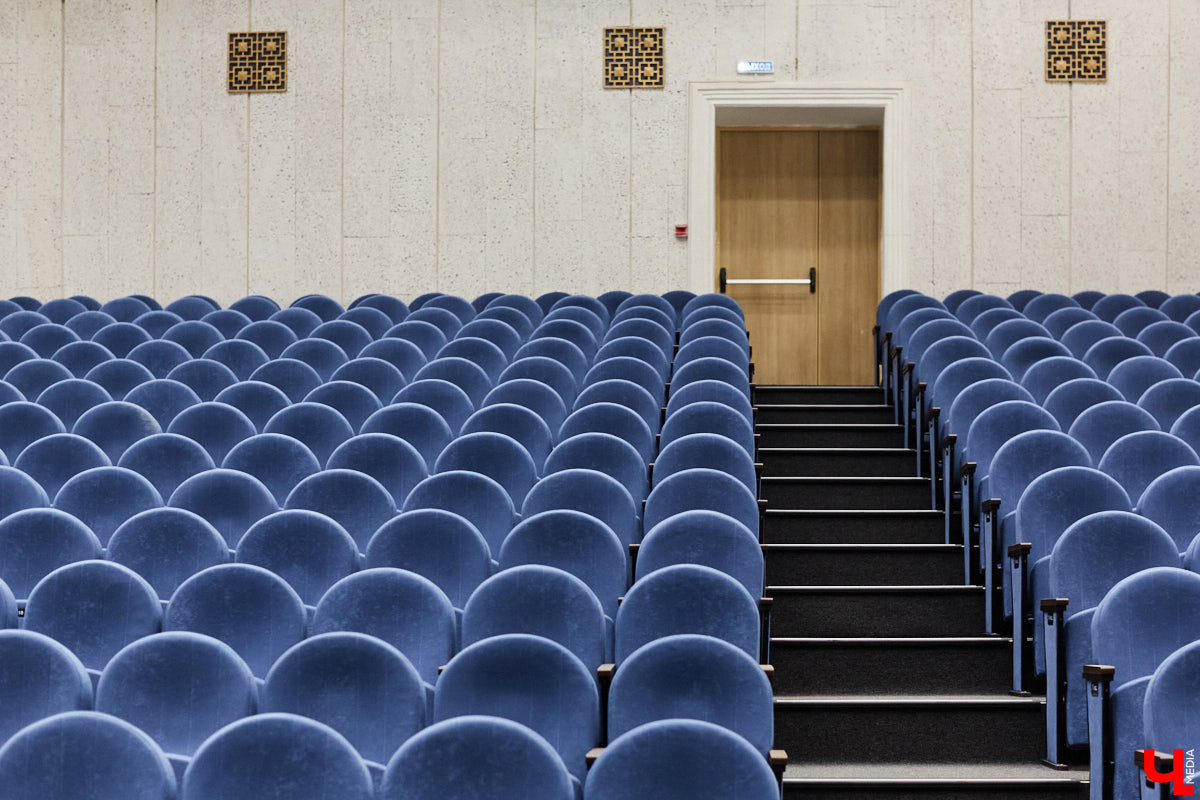 Art Hall постепенно превращается в современную мультимедийную площадку. Ремонт там кипит вовсю. И уже есть значительные результаты. Мы первыми взглянули на абсолютно новые зоны концертного зала с приставкой VIP