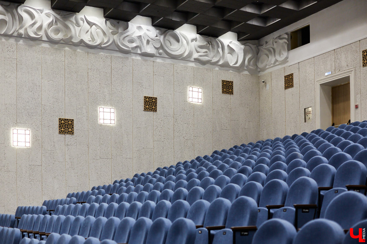 Art Hall постепенно превращается в современную мультимедийную площадку. Ремонт там кипит вовсю. И уже есть значительные результаты. Мы первыми взглянули на абсолютно новые зоны концертного зала с приставкой VIP