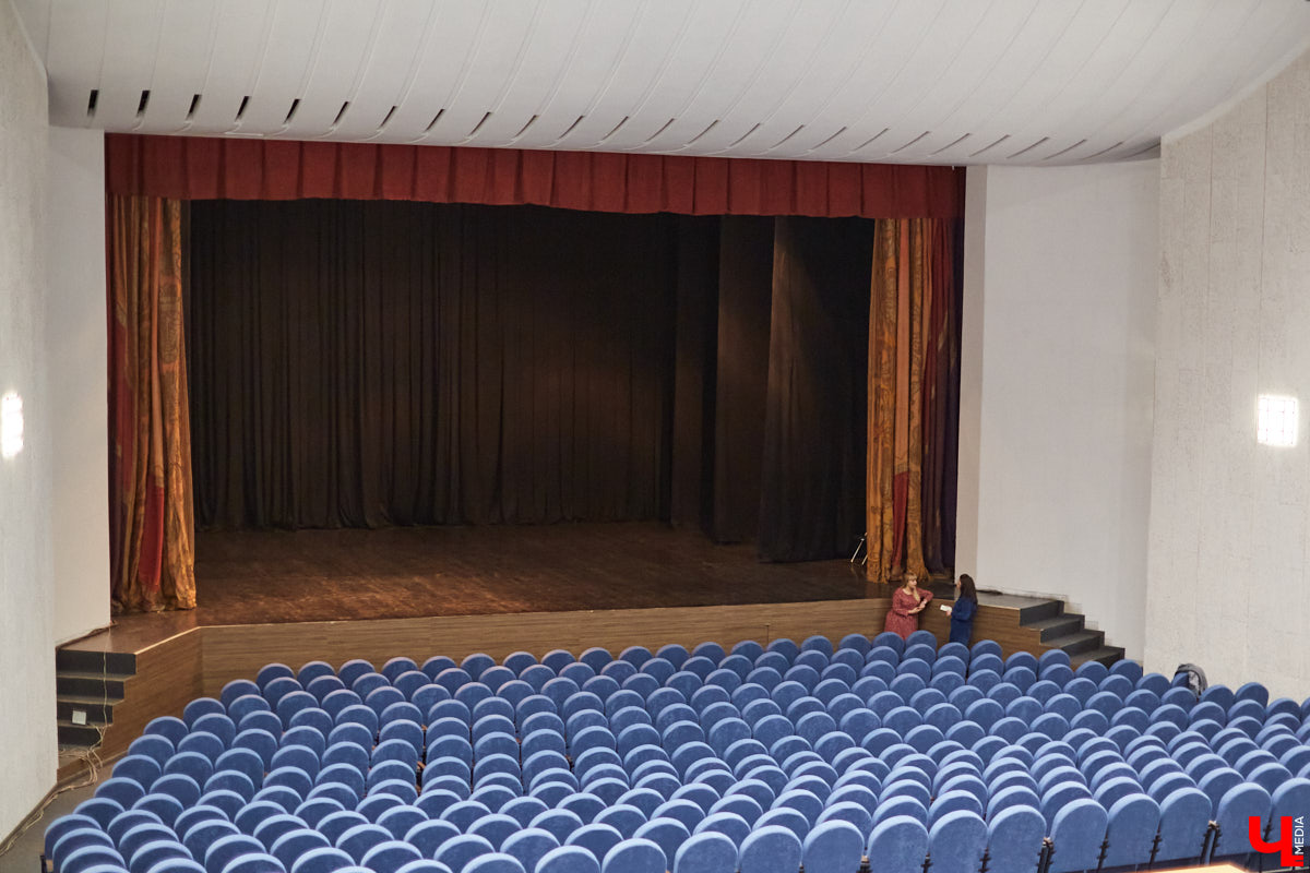 Art Hall постепенно превращается в современную мультимедийную площадку. Ремонт там кипит вовсю. И уже есть значительные результаты. Мы первыми взглянули на абсолютно новые зоны концертного зала с приставкой VIP