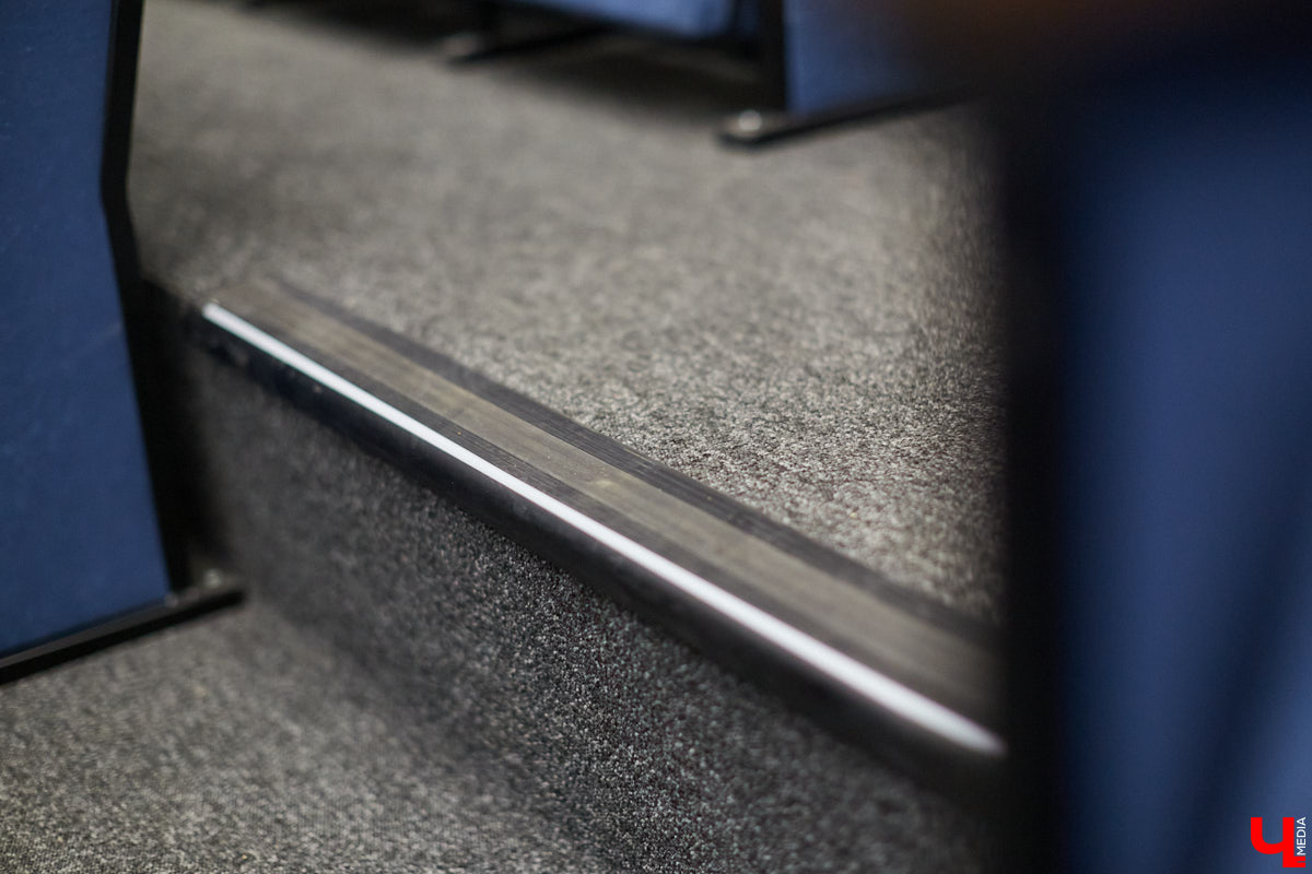 Art Hall постепенно превращается в современную мультимедийную площадку. Ремонт там кипит вовсю. И уже есть значительные результаты. Мы первыми взглянули на абсолютно новые зоны концертного зала с приставкой VIP