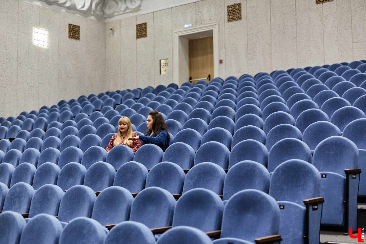 Art Hall постепенно превращается в современную мультимедийную площадку. Ремонт там кипит вовсю. И уже есть значительные результаты. Мы первыми взглянули на абсолютно новые зоны концертного зала с приставкой VIP