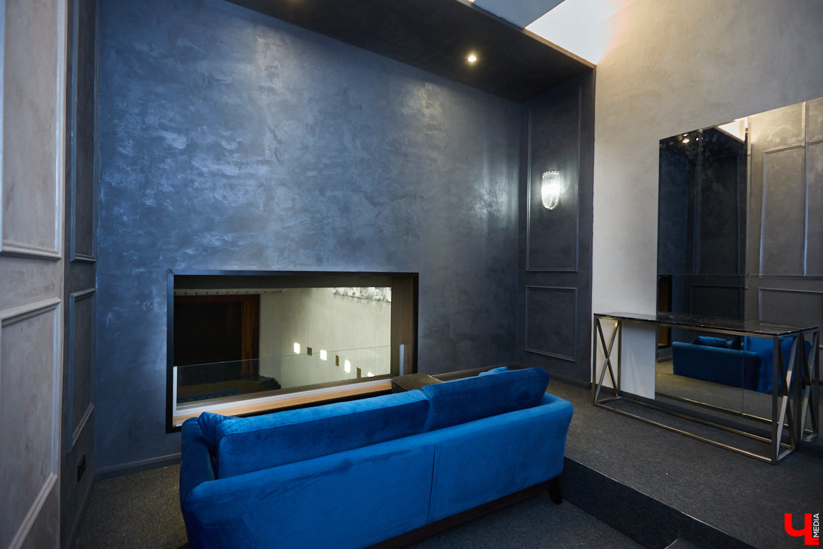 Art Hall постепенно превращается в современную мультимедийную площадку. Ремонт там кипит вовсю. И уже есть значительные результаты. Мы первыми взглянули на абсолютно новые зоны концертного зала с приставкой VIP