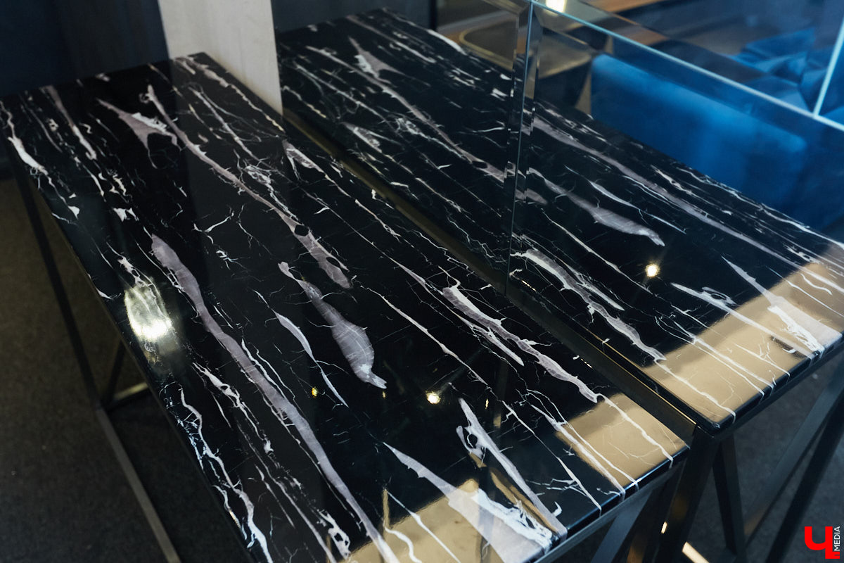 Art Hall постепенно превращается в современную мультимедийную площадку. Ремонт там кипит вовсю. И уже есть значительные результаты. Мы первыми взглянули на абсолютно новые зоны концертного зала с приставкой VIP