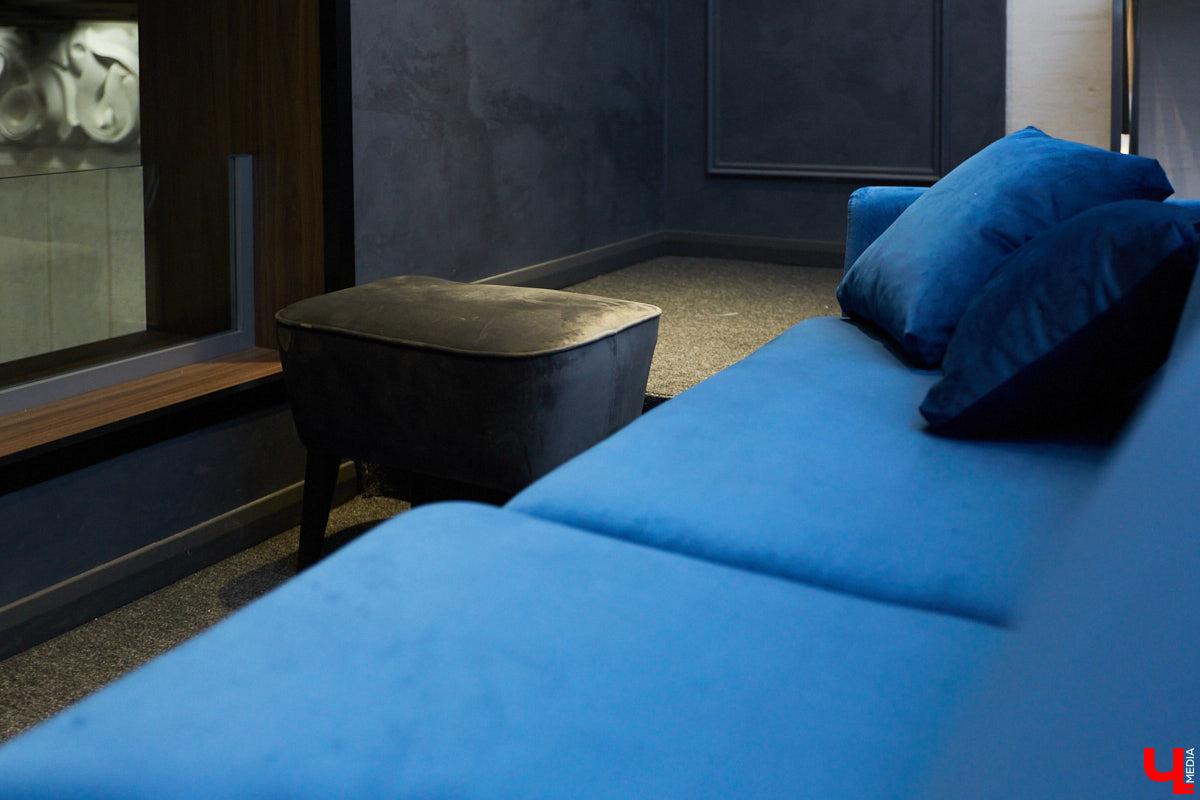 Art Hall постепенно превращается в современную мультимедийную площадку. Ремонт там кипит вовсю. И уже есть значительные результаты. Мы первыми взглянули на абсолютно новые зоны концертного зала с приставкой VIP