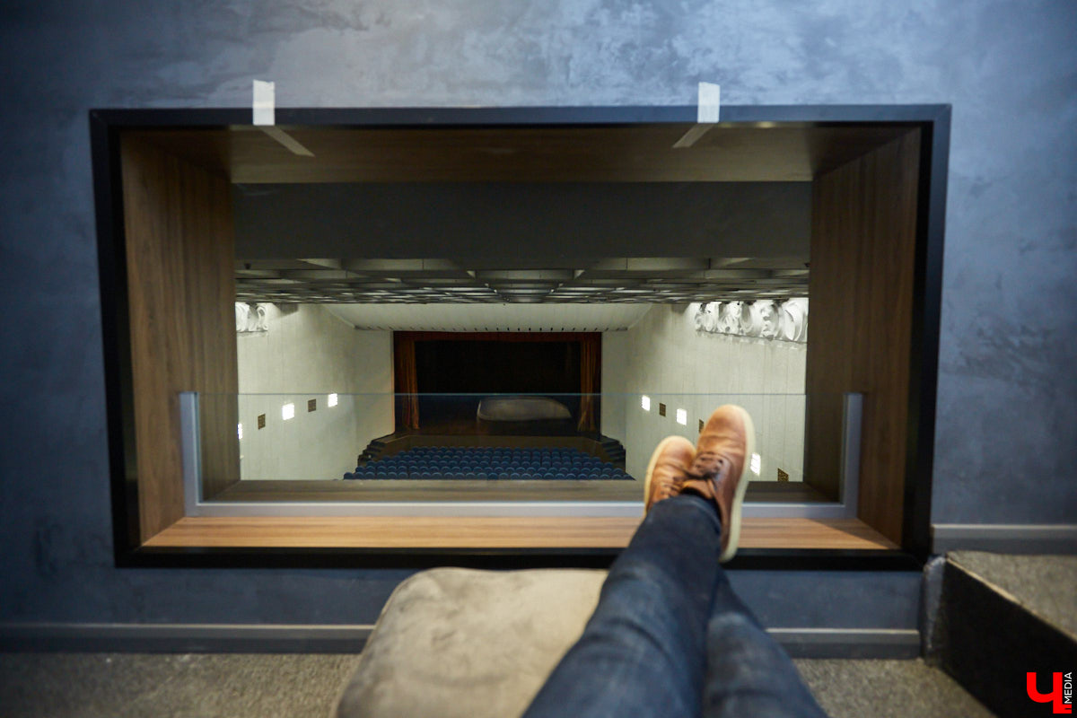 Art Hall постепенно превращается в современную мультимедийную площадку. Ремонт там кипит вовсю. И уже есть значительные результаты. Мы первыми взглянули на абсолютно новые зоны концертного зала с приставкой VIP