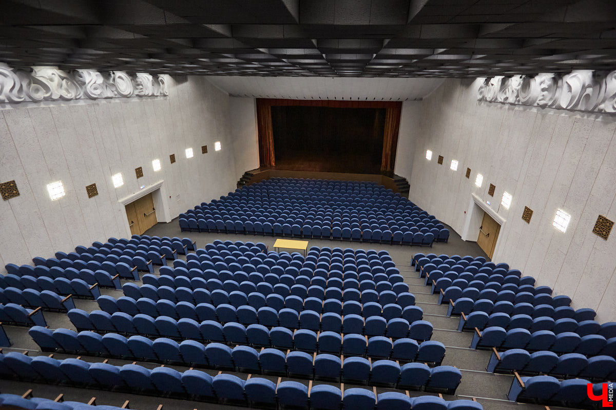 Art Hall постепенно превращается в современную мультимедийную площадку. Ремонт там кипит вовсю. И уже есть значительные результаты. Мы первыми взглянули на абсолютно новые зоны концертного зала с приставкой VIP