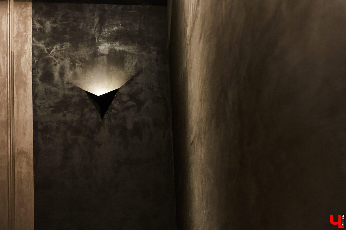 Art Hall постепенно превращается в современную мультимедийную площадку. Ремонт там кипит вовсю. И уже есть значительные результаты. Мы первыми взглянули на абсолютно новые зоны концертного зала с приставкой VIP