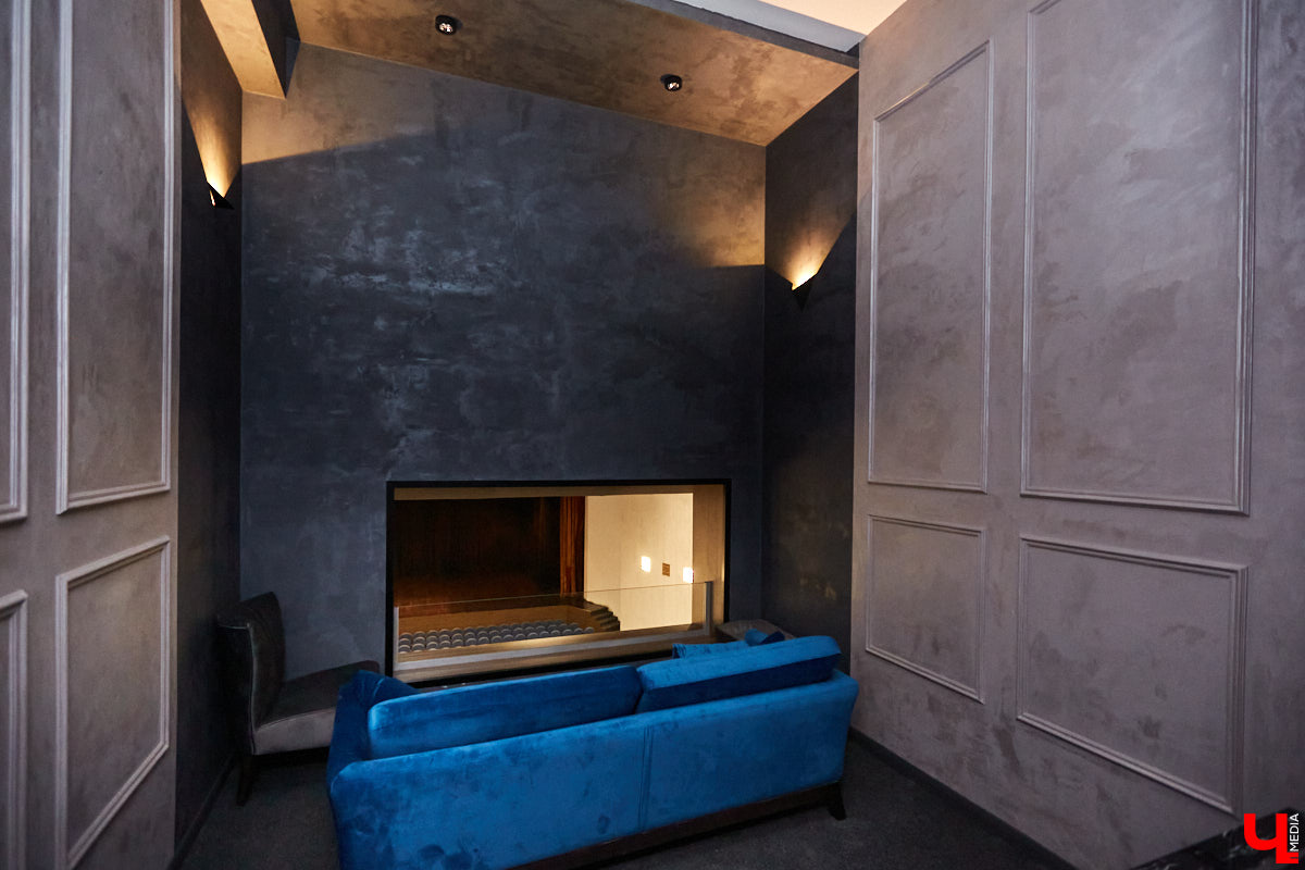 Art Hall постепенно превращается в современную мультимедийную площадку. Ремонт там кипит вовсю. И уже есть значительные результаты. Мы первыми взглянули на абсолютно новые зоны концертного зала с приставкой VIP