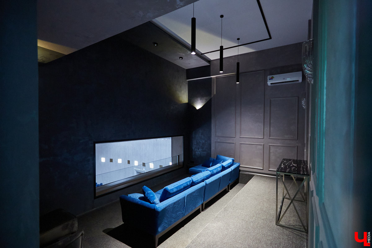 Art Hall постепенно превращается в современную мультимедийную площадку. Ремонт там кипит вовсю. И уже есть значительные результаты. Мы первыми взглянули на абсолютно новые зоны концертного зала с приставкой VIP