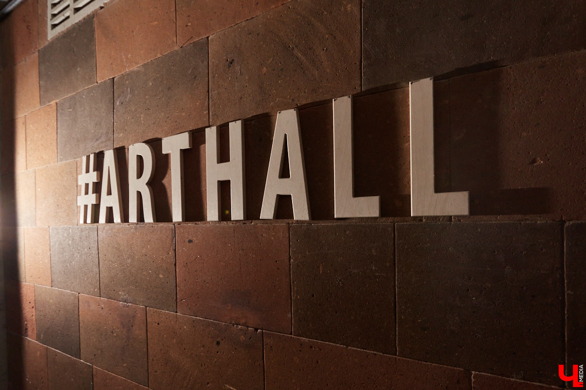 Art Hall постепенно превращается в современную мультимедийную площадку. Ремонт там кипит вовсю. И уже есть значительные результаты. Мы первыми взглянули на абсолютно новые зоны концертного зала с приставкой VIP