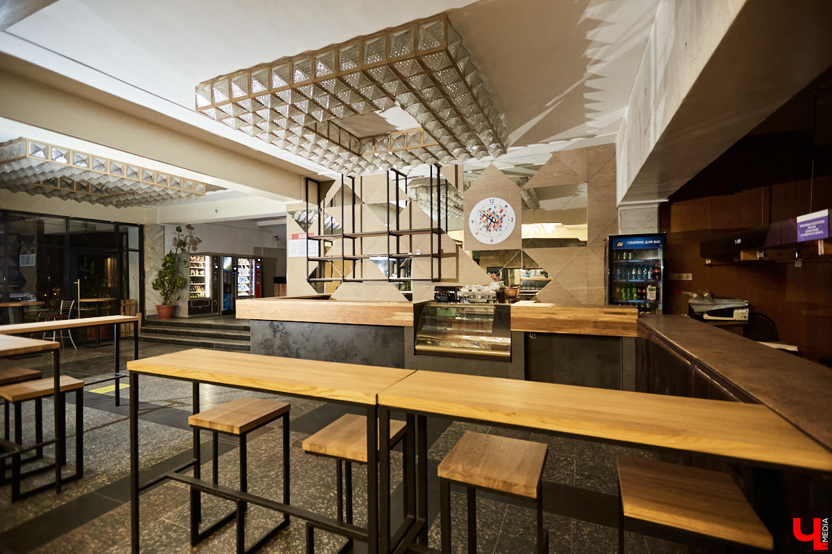 Art Hall постепенно превращается в современную мультимедийную площадку. Ремонт там кипит вовсю. И уже есть значительные результаты. Мы первыми взглянули на абсолютно новые зоны концертного зала с приставкой VIP