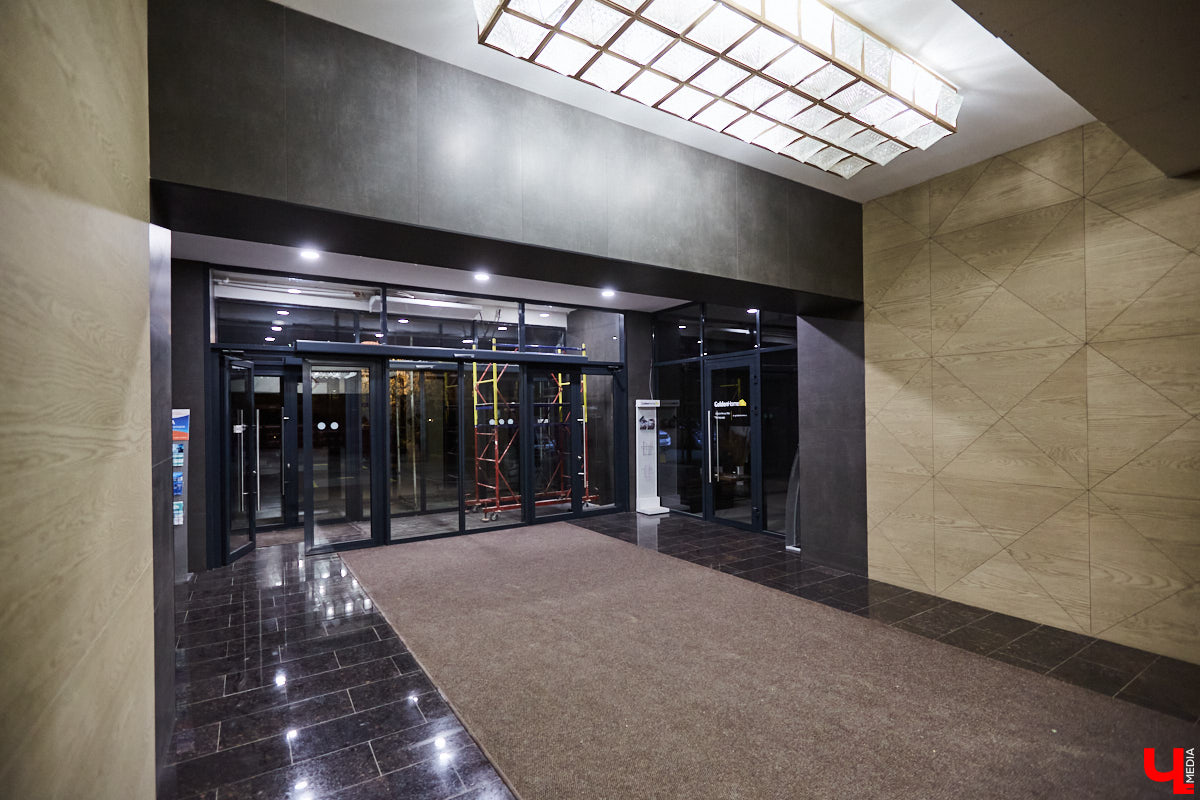 Art Hall постепенно превращается в современную мультимедийную площадку. Ремонт там кипит вовсю. И уже есть значительные результаты. Мы первыми взглянули на абсолютно новые зоны концертного зала с приставкой VIP