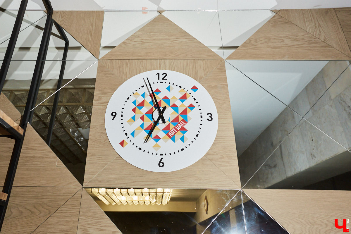 Art Hall постепенно превращается в современную мультимедийную площадку. Ремонт там кипит вовсю. И уже есть значительные результаты. Мы первыми взглянули на абсолютно новые зоны концертного зала с приставкой VIP