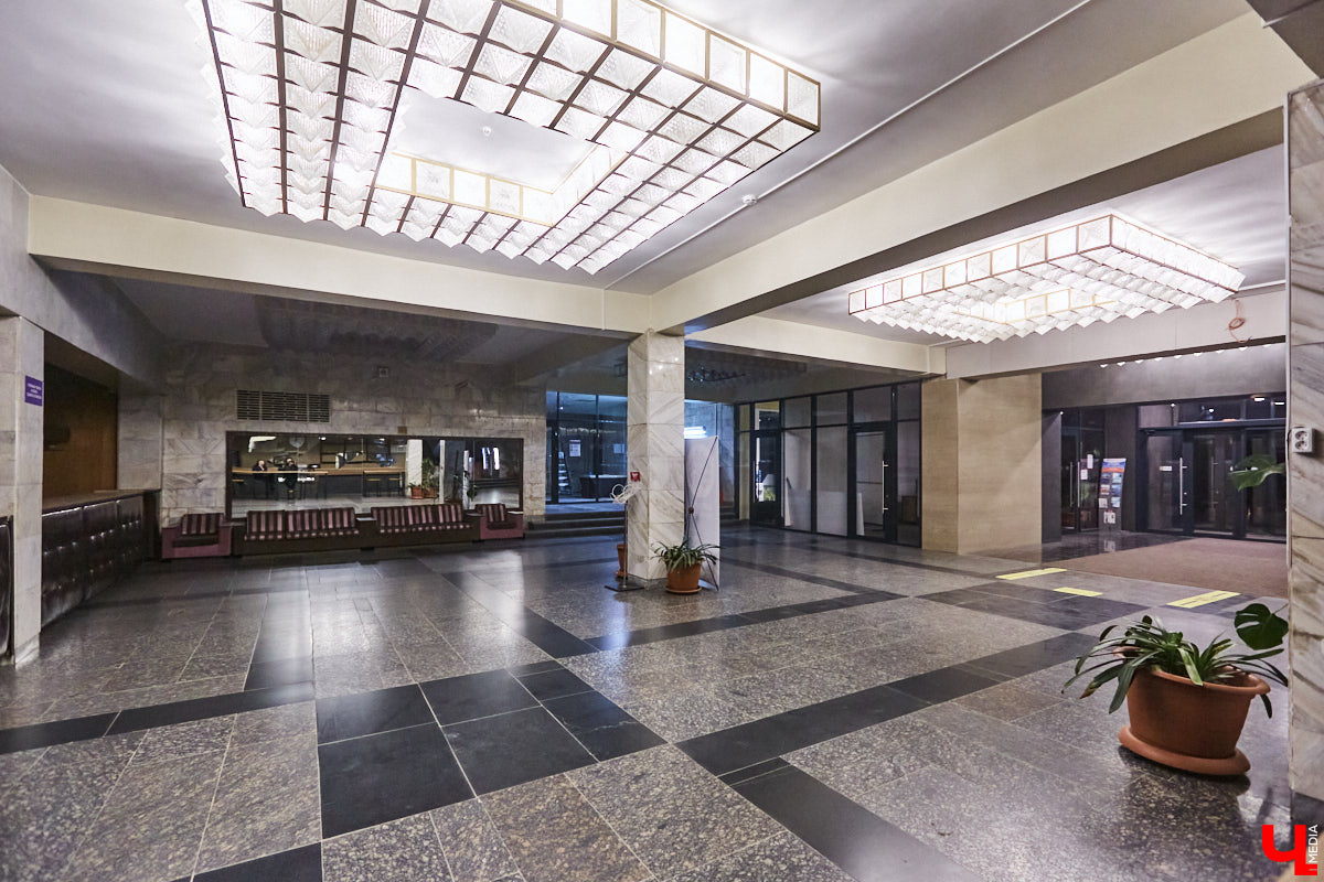 Art Hall постепенно превращается в современную мультимедийную площадку. Ремонт там кипит вовсю. И уже есть значительные результаты. Мы первыми взглянули на абсолютно новые зоны концертного зала с приставкой VIP