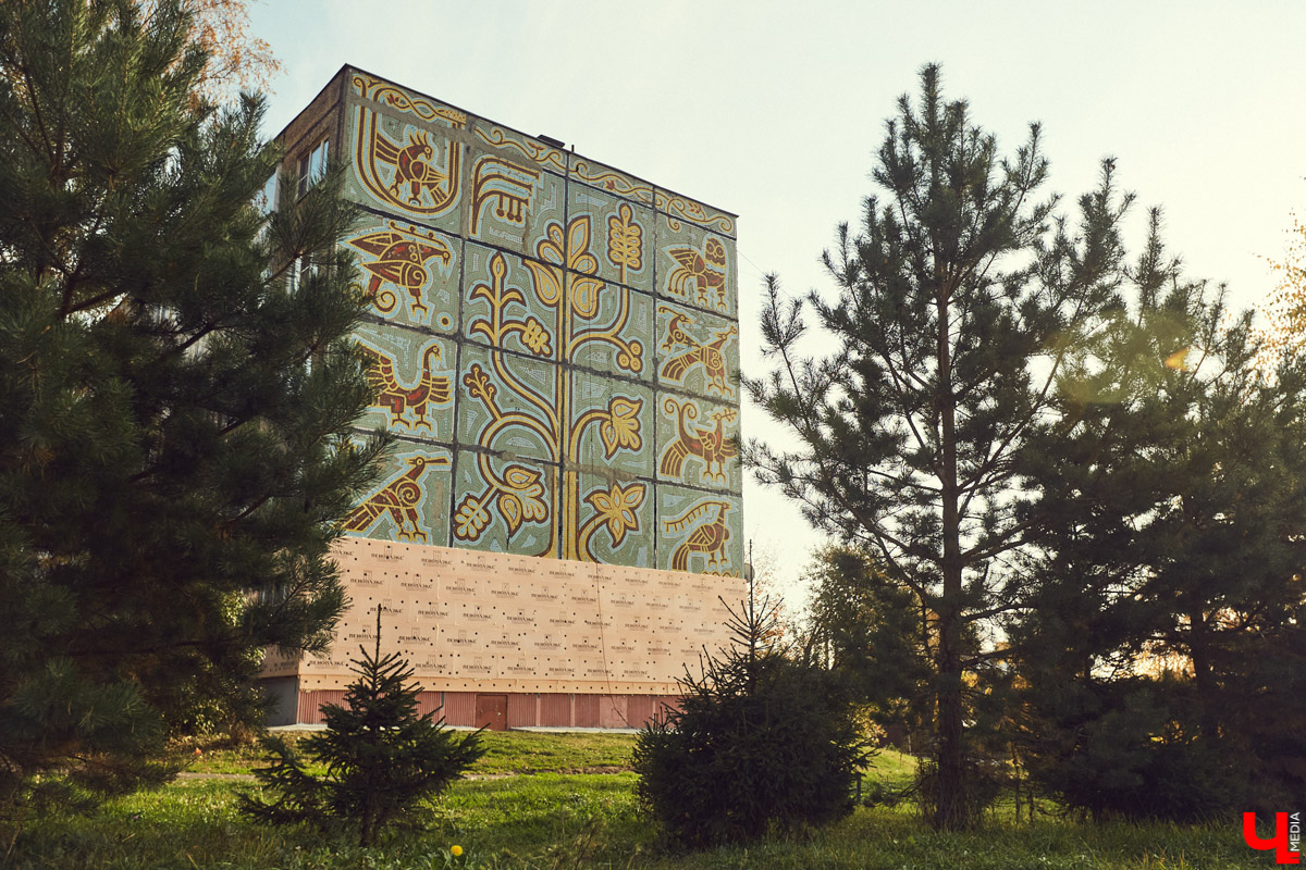 Доброе с каждым днем становится более розовым и утепленным. Какие ассоциации у нас вызывает происходящее с эстетической точки зрения — отразили в арт-провокации, размышляющей на тему урбанистики