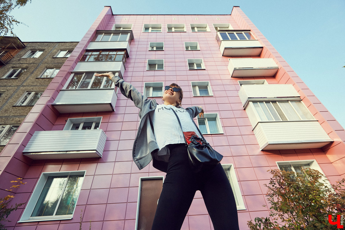 Доброе с каждым днем становится более розовым и утепленным. Какие ассоциации у нас вызывает происходящее с эстетической точки зрения — отразили в арт-провокации, размышляющей на тему урбанистики