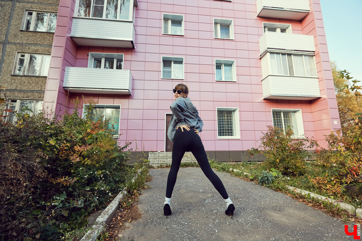 Доброе с каждым днем становится более розовым и утепленным. Какие ассоциации у нас вызывает происходящее с эстетической точки зрения — отразили в арт-провокации, размышляющей на тему урбанистики