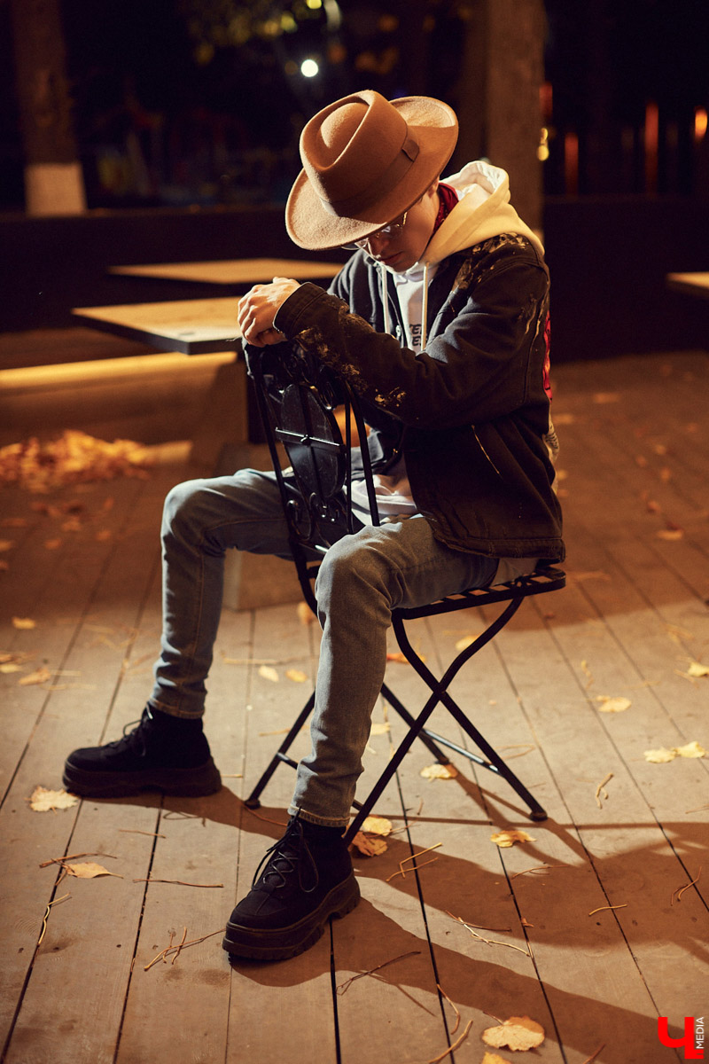 Нетипичный бухгалтер в здании. Рэпер Егор Иванов из дуэта BLESSWOOD поясняет за розовую шапку, шубу мечты и несочетаемые вещи. А еще демонстрирует шерстяной костюм в стиле Томаса Шелби