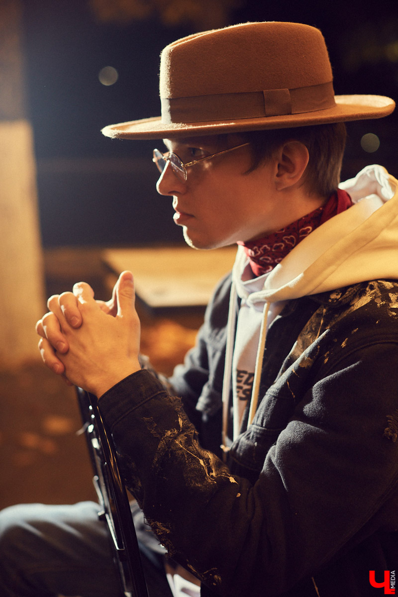 Нетипичный бухгалтер в здании. Рэпер Егор Иванов из дуэта BLESSWOOD поясняет за розовую шапку, шубу мечты и несочетаемые вещи. А еще демонстрирует шерстяной костюм в стиле Томаса Шелби