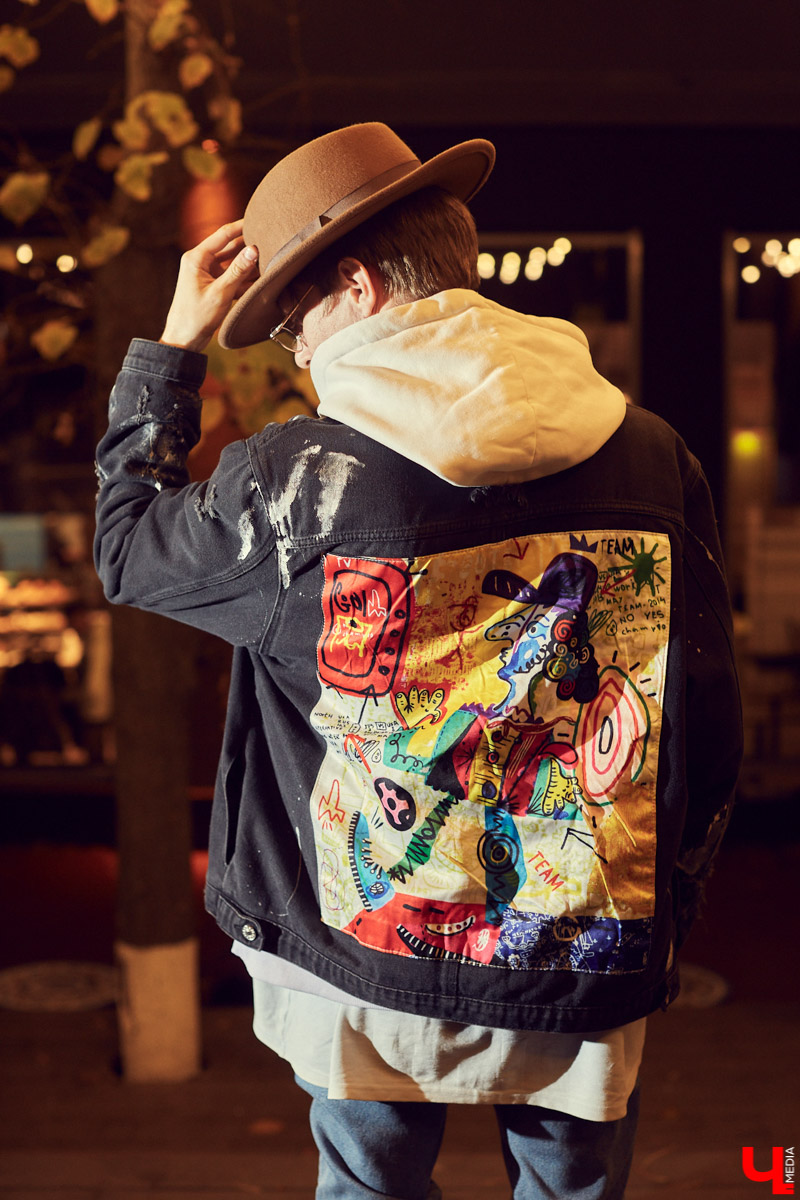 Нетипичный бухгалтер в здании. Рэпер Егор Иванов из дуэта BLESSWOOD поясняет за розовую шапку, шубу мечты и несочетаемые вещи. А еще демонстрирует шерстяной костюм в стиле Томаса Шелби