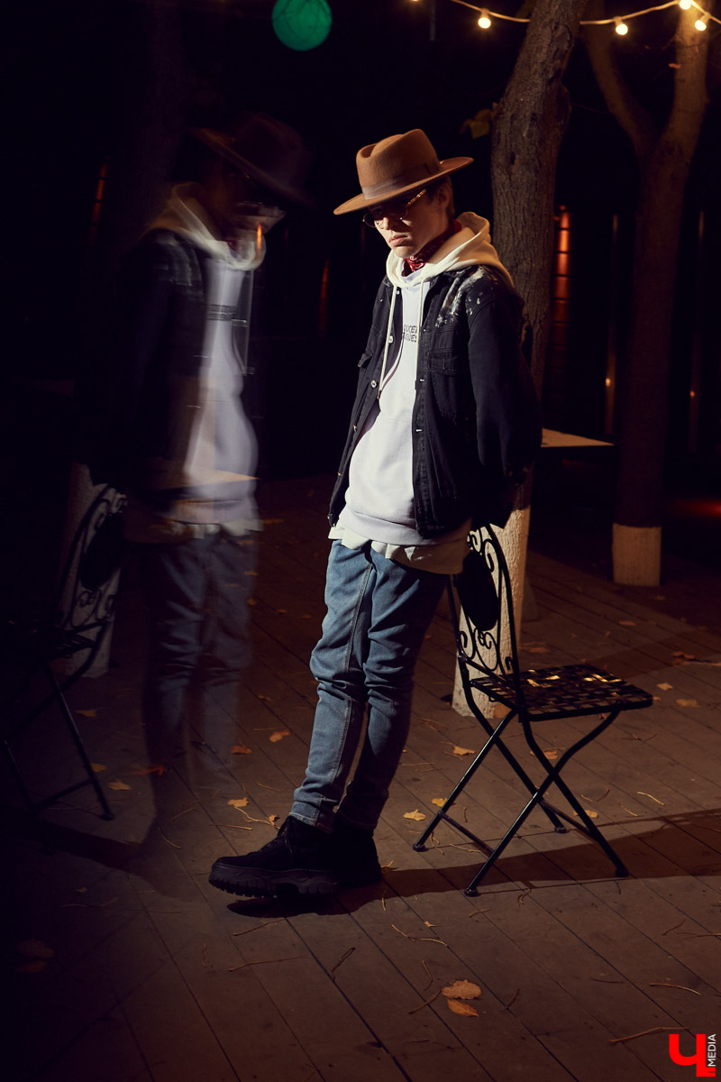 Нетипичный бухгалтер в здании. Рэпер Егор Иванов из дуэта BLESSWOOD поясняет за розовую шапку, шубу мечты и несочетаемые вещи. А еще демонстрирует шерстяной костюм в стиле Томаса Шелби