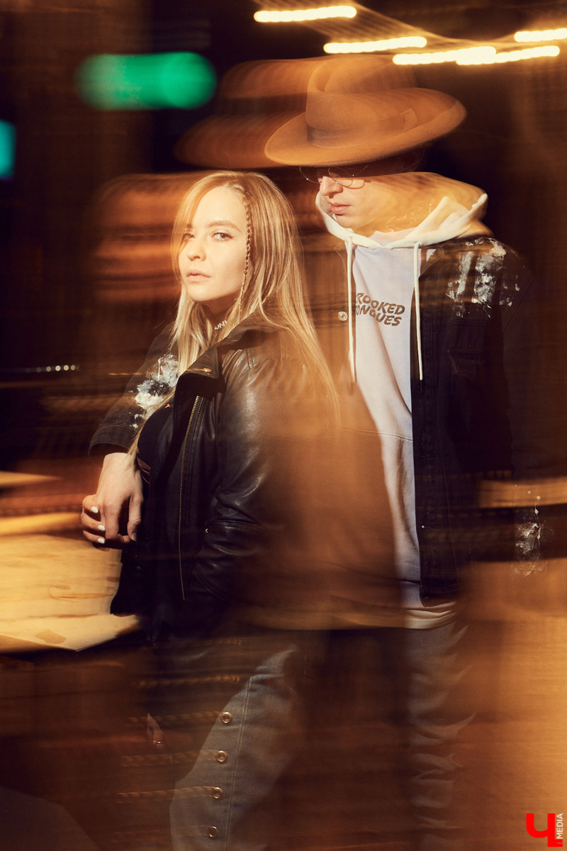 Нетипичный бухгалтер в здании. Рэпер Егор Иванов из дуэта BLESSWOOD поясняет за розовую шапку, шубу мечты и несочетаемые вещи. А еще демонстрирует шерстяной костюм в стиле Томаса Шелби