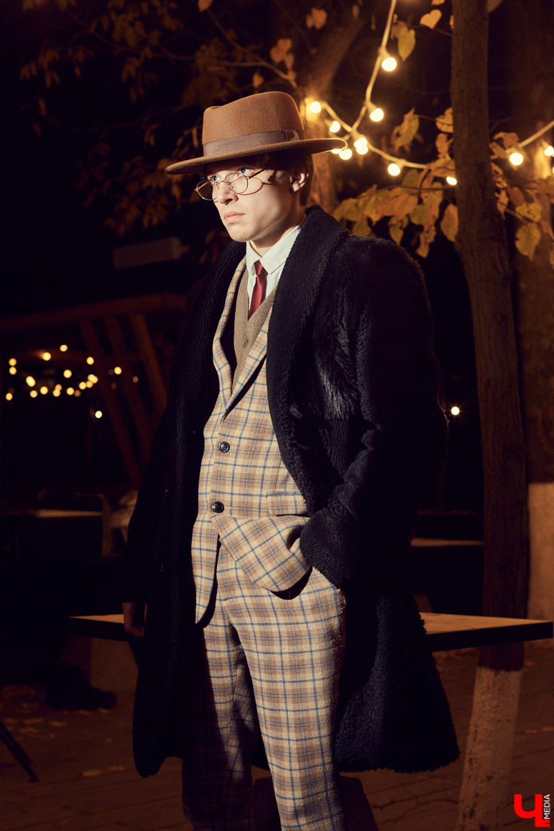 Нетипичный бухгалтер в здании. Рэпер Егор Иванов из дуэта BLESSWOOD поясняет за розовую шапку, шубу мечты и несочетаемые вещи. А еще демонстрирует шерстяной костюм в стиле Томаса Шелби